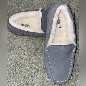 Dearfoams Women's Fireside Water Resistant Shearling Grey Moccasin. Size 6.